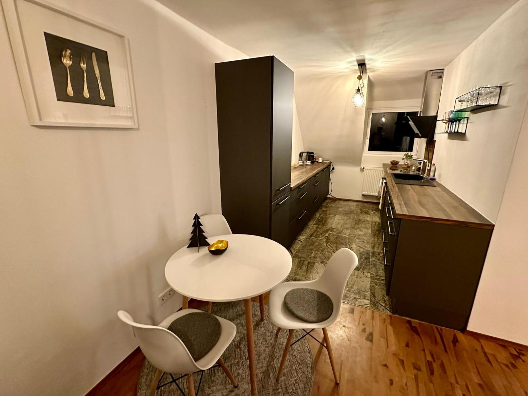 Apartment 77m² - 3 Zi Modern Zentrum Kueche Dachterrasse Wlan *